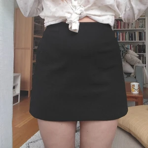 Minikjol storlek 36 - Svart minikjol från Asos i storlek 36, nyskick. Spårbar frakt 66 kr eller vanlig frakt 45 kr postnord blå påse small.