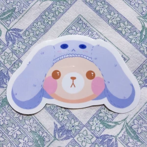 Björn med kanin hat  - Söt björn med kanin har sticker💕 Klistermärkena kostar 20kr styck! De är UV laminerade så de klarar utomhusbruk i 2-4 år! Det är perfekta att sätta på datorer, vattenflaskor, mobilskal och andra platta ytor!Stickerserna är designade av mig💕 Skriv privat vid frågor eller funderingar