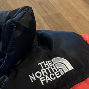 Jacka - Säljer denna äkta the north face jacka i färgen röd, knappast använd. Säljer pga fick den till ett par röda jordens men de va inte riktigt samma färg så kommer in te till användning❤️