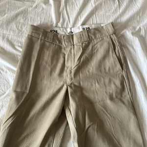 Dickies 874 original fit ljusa - Sköna Dickies 874:or med lite slitage och inga fläckar. Måttligt använda! Raka med bra passform hos dem flesta. Skriv för mer info/bilder!