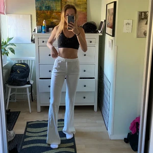 Vita kostymbyxor  - Vita kostymbyxor ifrån Zara  Nyskick, aldrig använda  Storlek: xs