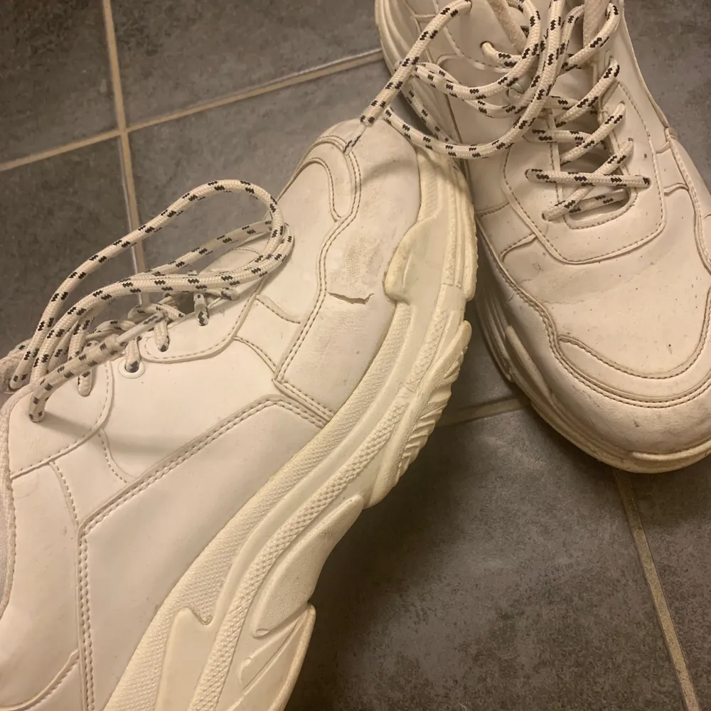 Vita sneakers från Nelly.. Skor.