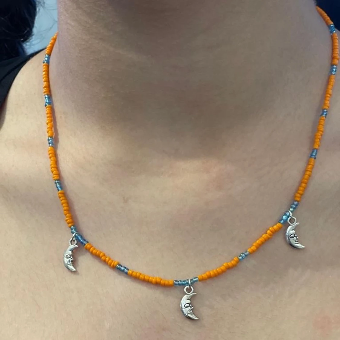 Somrigt mån halsband 🫐🧡