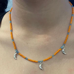 Somrigt mån halsband 🫐🧡 -  Handmade with lots of love <3 Om du är interessed efter fler bilder kan du gärna skriva inne på DM :)  