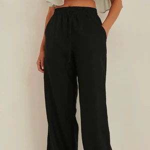 Svarta linnebyxor  - Säljer ett par svarta linnebyxor från nakd. Storlek 36 och sparsamt använda. 