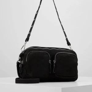 Väska  - Säljer min väska som är köpt på Zalando. Använd Max 2-3 gånger, säljer då den inte riktigt faller mig i smaken längre. 💕 Buda eller köp direkt för 200kr