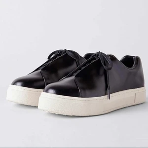 Eytys - INTRESSEKOLL på mina fina eytys, dom är sparsamt använda och är i väldigt fint skick. Det enda problemet är att ena skosnöret är sönder men inget som stört mig. Kom med ett bra pris så kan vi diskutera lite💫 kartongen medföljer såklart. Kunden står för frakt😊 