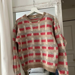 Vintage stickad tröja  - En vintage stickad tröja, köpt second hand men aldrig använd av mig! Perfekta färger året runt😍🥰