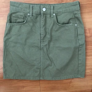 Militärgrön jeanskjol - Militärgrön jeanskjol från Gina Tricot i storlek 36. I nyskick. 
