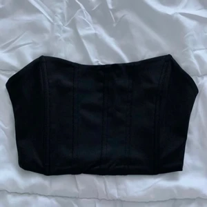svart bandeau topp - säljer denna supersnygga och sköna toppen ifrån Nelly då den är för stor för mina små bröst 😅😭😭💕