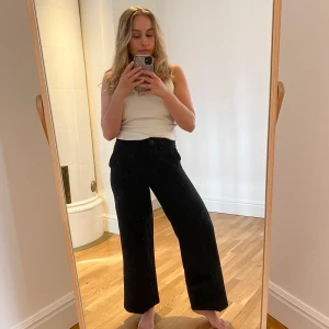 Svarta kostymbyxor  - Svarta kostymbyxor från mango i storlek 36. Något kortare i benen även för mig som är 160 cm. Har använts ett fåtal gånger men har blivit något noppriga. 75% polyester 20% bomul och 5% elsatane. Kan mötas upp i Linköping eller Göteborg efter första juni. 