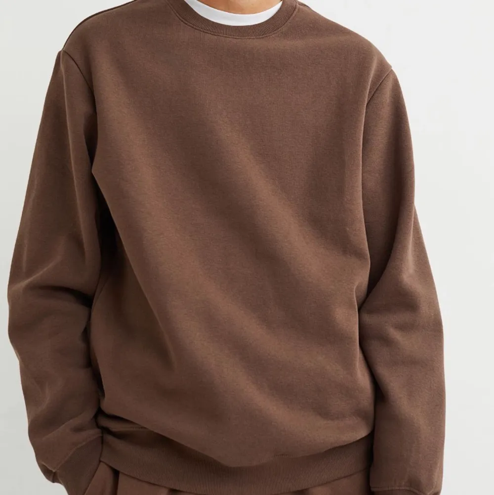 Säljer denna sköna bruna sweatshirt från herr avdelningen i storlek S. Säljer pga att den inte kommer till användning. Nypris:100kr⭐️⭐️. Tröjor & Koftor.
