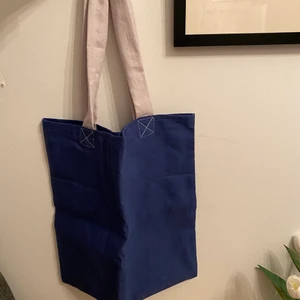 Tygkassar - Hemmasydda tygkassar av återbrukat material, finns flera färger och exemplar. Uppskattningsvis lite större än ett A4 papper. 30kr/st