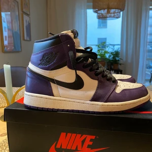 Jordan 1 court purple - Skorna är använda men i bra skick! Storlek 42,5