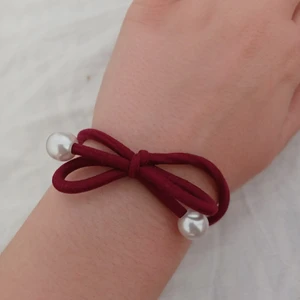 Uropen  - Röd snod som en ruset med pärlor på 