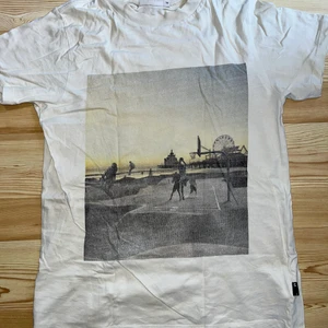 T-shirt - T-shirt med coolt tryck på framsidan. Storlek 164.