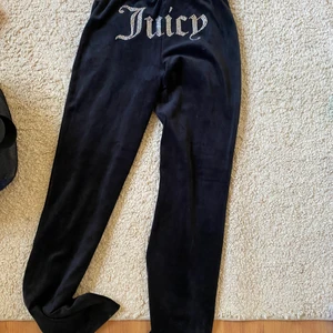 JUICY COUTURE byxor XS - Ett par juicy byxor i storlek xs, byxorna är använda typ 2 gånger så dom är som nya. Nypris på byxorna är ca 1000kr Budet börjar på 400kr