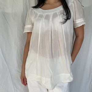 Genomskinlig blus från Zara 🤍 - En supersöt genomskinlig blus från Zara i storlek S. Superfin som strandplagg! Finns en liten repa men den är lagad av skräddare! Köparen står för frakten. 🤍