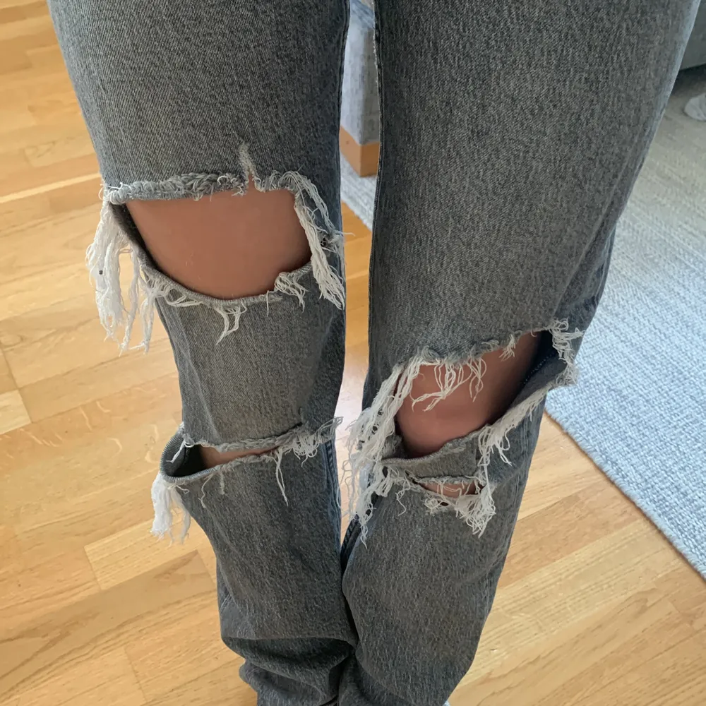 jeans från zara, köpta på Plick, använda få gånger. Storlek 34. kontakta för fler bilder/frågor. Jeans & Byxor.