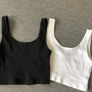 Ginatrecot linnen  - Ett vitt och ett svart linne från ginatrecot. Ribbat men tunt och luftigt  material. Passar från XXS-S. Nästan aldrig använda. Priset är inklusive frakt. 