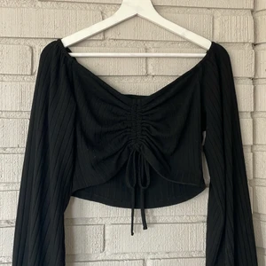 Svart topp - Jätte fin topp som passar till det mesta, kommer tyvärr inte till användning för mig🥰💓💓💓