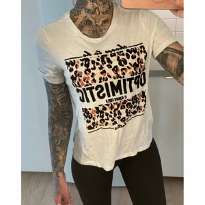 Nelly - vit T-shirt, strl XS - T-shirt i storlek XS, köpt på Nelly. Endast provad.