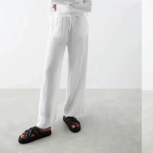 Linnebyxor  - Jättefina linnebyxor köpta här på plick. passar någon som är ca 160 lång! Aldrig använda av mig. Köptes för 350kr!💗 OBS!! Frakten är inräknad i priset!!