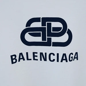 Balenciaga T-Shirt - Balenciaga t shirt 🦋  Retail: 5000 Vårt pris: 3000  Storlek - xs fits medium/large   Condition - 9/10   Fraktas över hela Sverige, kan också mötas upp i Skövde