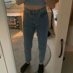 Jeans - Jeans aldrig använda från drdemin. Storlek 32/34 försmå på mig som ni ser på första bilden då jag är runt 1,62. Skriv om ni är intresserade.