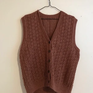 Stickad väst ca stl L - Superfin stickad väst! Köpt begagnat och verkar hemmastickad. Skulle uppskatta den vara en L.