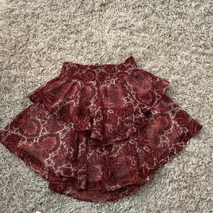 Snygg sommar kjol🌟❤️ - Jätte fin volangkjol i stl S, men som passar folk som har xs!❤️ köparen står för frakt men går att mötas upp!✨