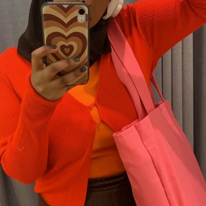 Hot pink Totebag 🌸 - Tjocka band, 2 fickor på insidan som passar till vattenflaska perfekt, och basyta. Jättebekväm att bära eftersom tyget är stabilt!