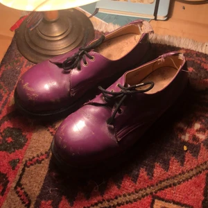Lila dr martens - Vintage lila dr. Martens! Så otroligt fina!! De har en stålhätta framtill, därför blir frakten ganska så dyr..! I använt skick! Köparen står för frakten <3