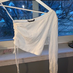 Tröja med en arm - Fin vit tröja ifrån shein med en arm och resår med snören på ena sidan. Storlek xs Skriv om ni undrar något😊