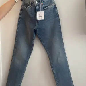 Straighta jeans som jag aldrig använt. De är tyvärr för små för mig och därmed säljer jag dessa