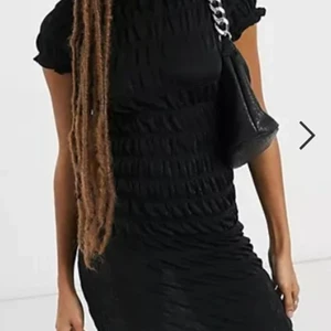 Ny klänning asos S - Svart tight kortärmad klänning från asos, ny med lappar kvar! Säljer ny med lappar kvar! Nypris 450, missade returdatumet 