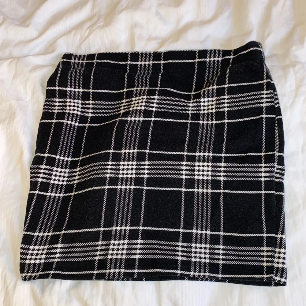 Rutig kjol från new yorker i storlek s, använd 2 ggr. Kjolar.