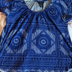 Sommar tröja  - Hej! Säljer en jätte söt sommar tröja! Den är i bra skick och i somrigt och kallt tyg, perfekt för sommaren! Rensar garderoben och hittade den. 20kr, låga priser pga rensning av garderoben ☀️☀️ vet exakt inte vad frakten kostar men nog billig då plaggen inte väger mycket!