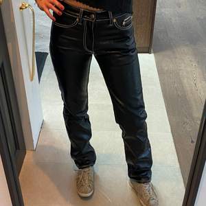 Säljer mina lackade eytys jeans! Jeansen är i väldigt bra skick, kontakta vid intresse❤️ köparen står för frakten!