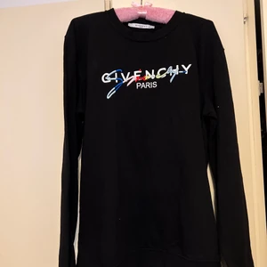 givenchy storleken M-XL - Är oversiza passar någ från M-XL och är använda bara ett par gånger den är inte äkta men det märks inte