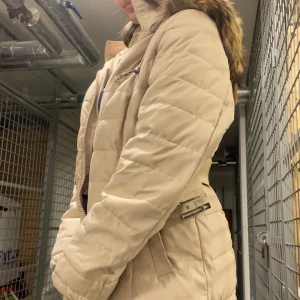 Jacka vinter beige  - Är lite sönder på insidan, men går att sy. 