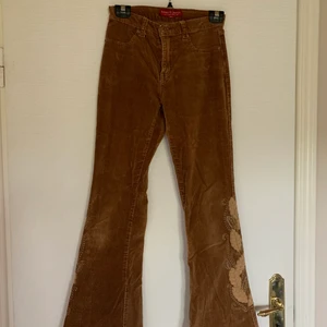 Manchesterbyxor - Mid rise jeans, riktigt stretchiga, sköna i materialet, storlek S! Frågor eller mer bilder på dm! Postbevis går att få! 200kr+frakt!  