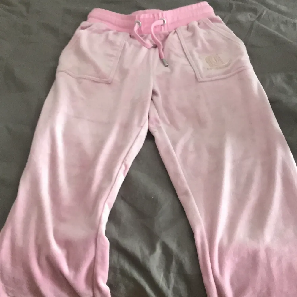 Den är rosa i färgen storlek är 139-140 och finns men kofta om man erbjuder lite högre.jag vill byta elr sälja men byta mot röd elr blå💓💗. Jeans & Byxor.