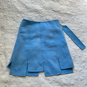 Babyblå minikjol från GANNI - Supersöt kjol från GANNI, stor i storlek. Hög midja, har vanligtvis strl 36 men tog denna i strl 32 och den passar perfekt.