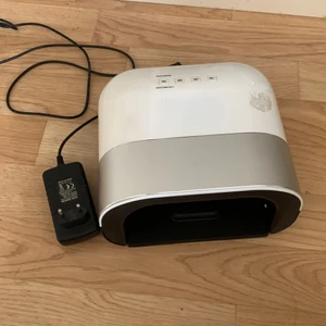 Nagel lampa - En nagel lampa som funkar jättebra, har haft den i 2 år typ och har inte använts mycket så att väljer att sälja det. Kan mötas upp eller så står köparen för frakten ❤️