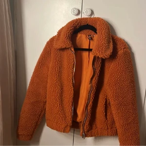 Teddy jacka  - Fint skick, sparsamt använd. Vill bara bli av med den så man kan pruta. Frakten betalt man själv  