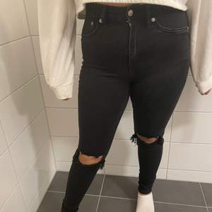 Jeans med hål  Storlek:38  