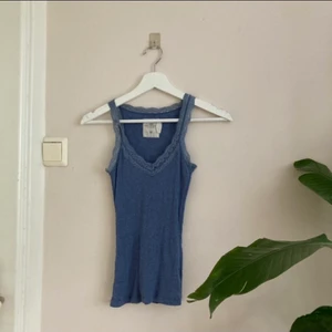 blått spets linne - super fint blått linne med spets runt kanterna, står ingen storlek men det är stretchigt så passar nog xs-m :) gör gärna paketpris!