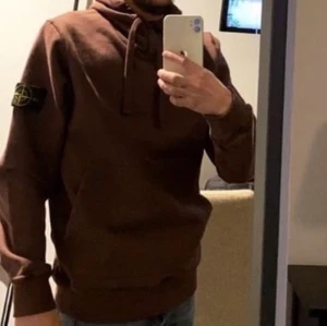 Stone island Hoodie S - Säljer min hoodie då den inte riktigt passar mig. Använt den endast en gång! Köpt från Joel i Borås.