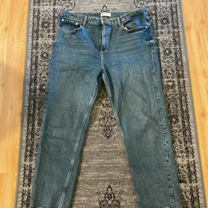 Helt nya  mom jeans  - Ett par mom jeans från Zara som endast användes ett få tal gånger 